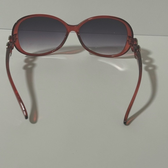 Classic Red Oversized Sunglasses with Gradient Lenses - Picture 4 of 4